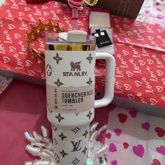 Stanley White and Black Quencher H2.0 Tumbler - Picture 9 of 9